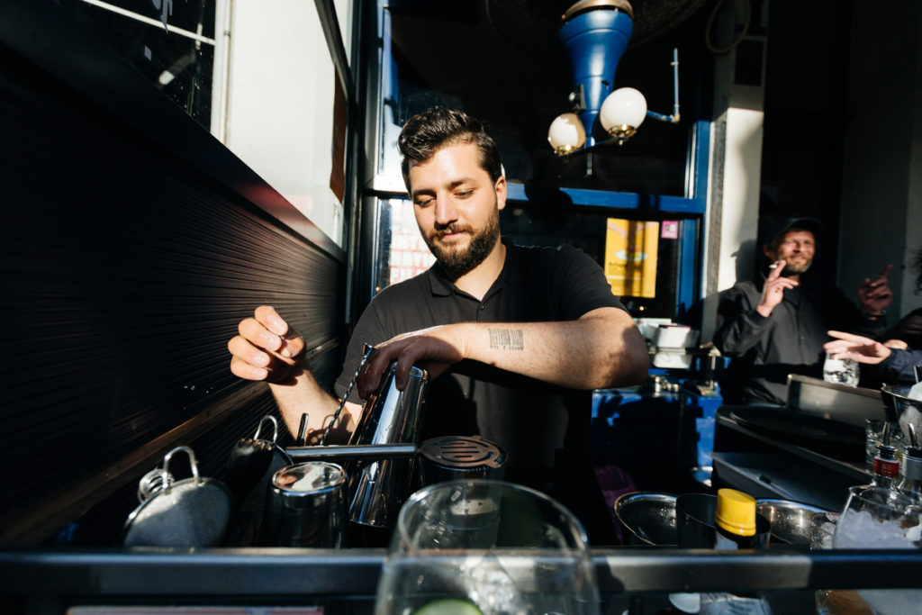 refugee-food-festival-brussels-2018-mixologist Elias Edlbi prepares a cocktail