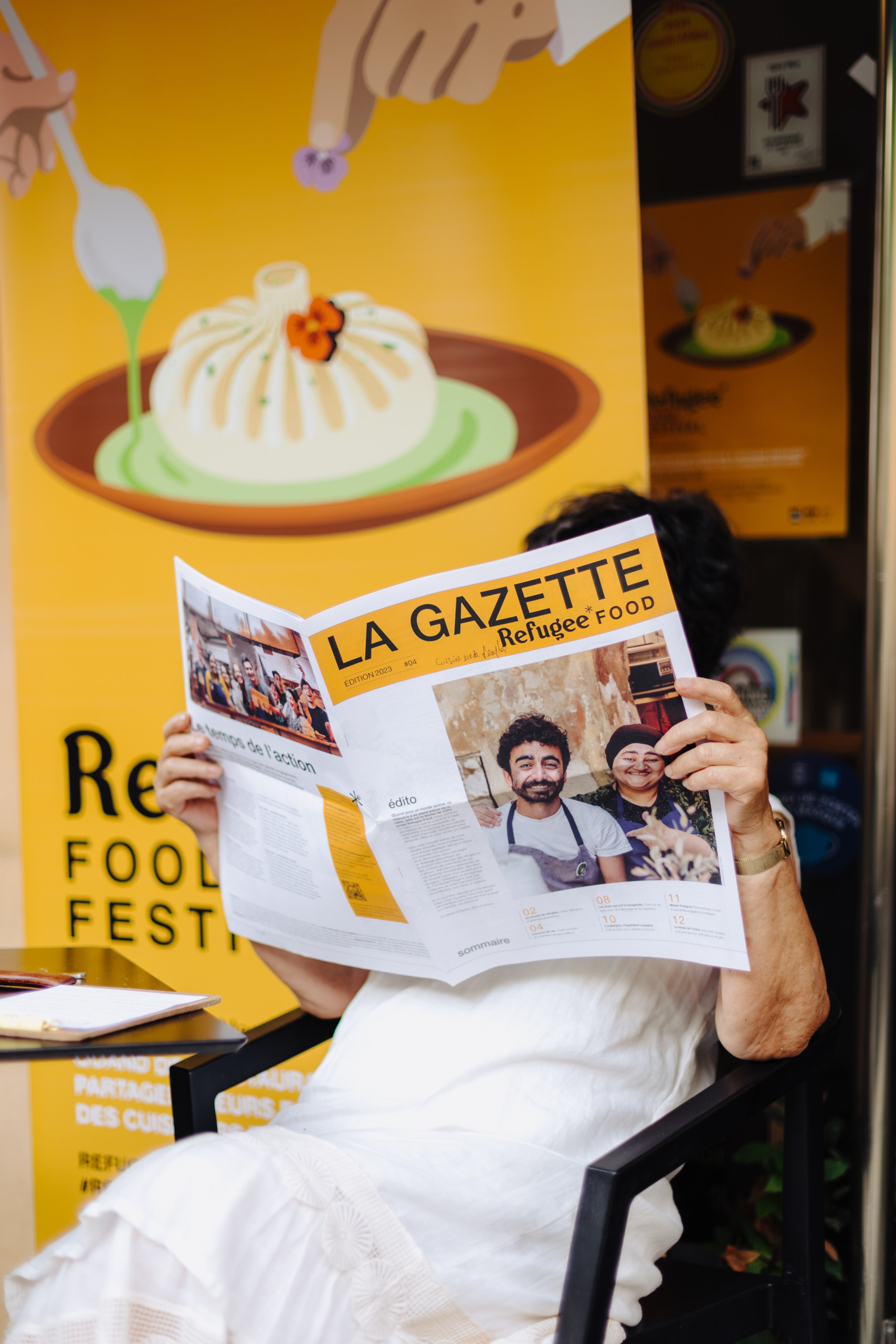 Lectrice de la Gazette pendant le Refugee Food Festival 2023