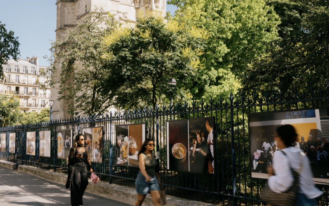 Découvrez notre exposition photo « Le Goût de l&rsquo;hospitalité » au pied de la tour Saint-Jacques